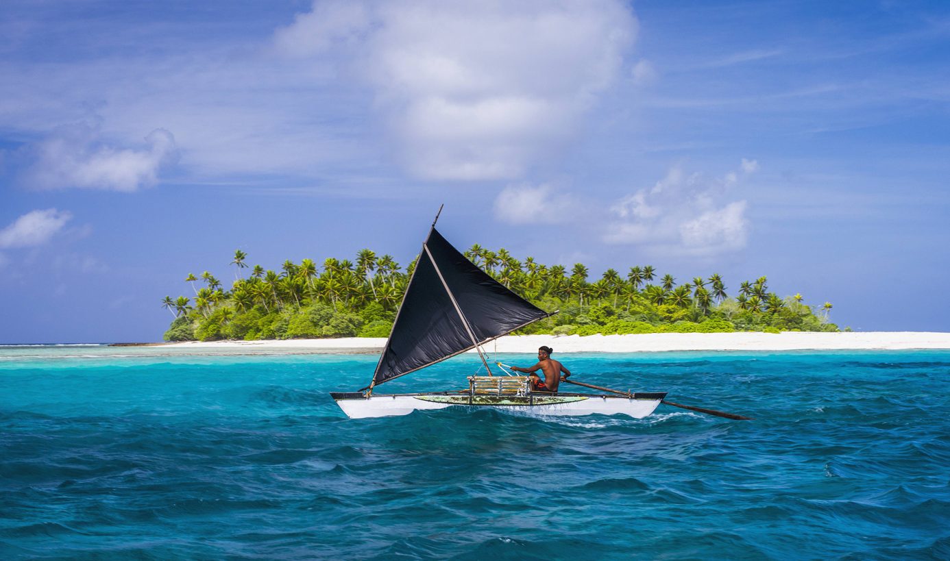 Ein Segler vor einem Atoll des Inselstaats Kiribati