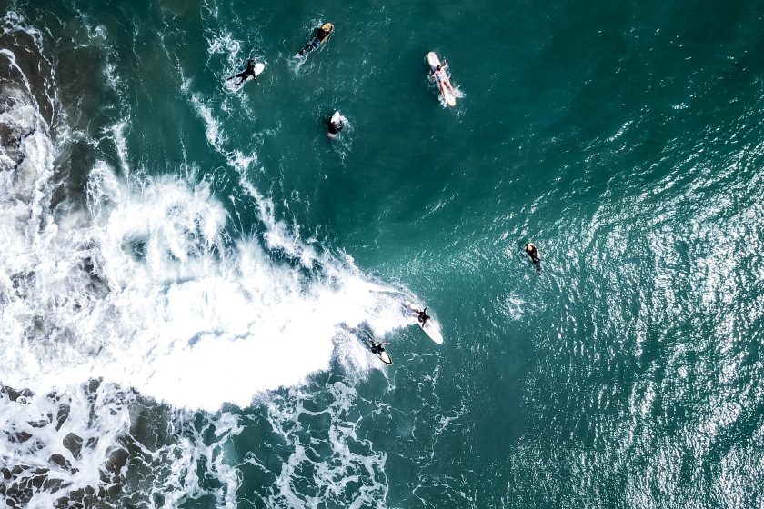 Surfer an der Pazifikküste Perus