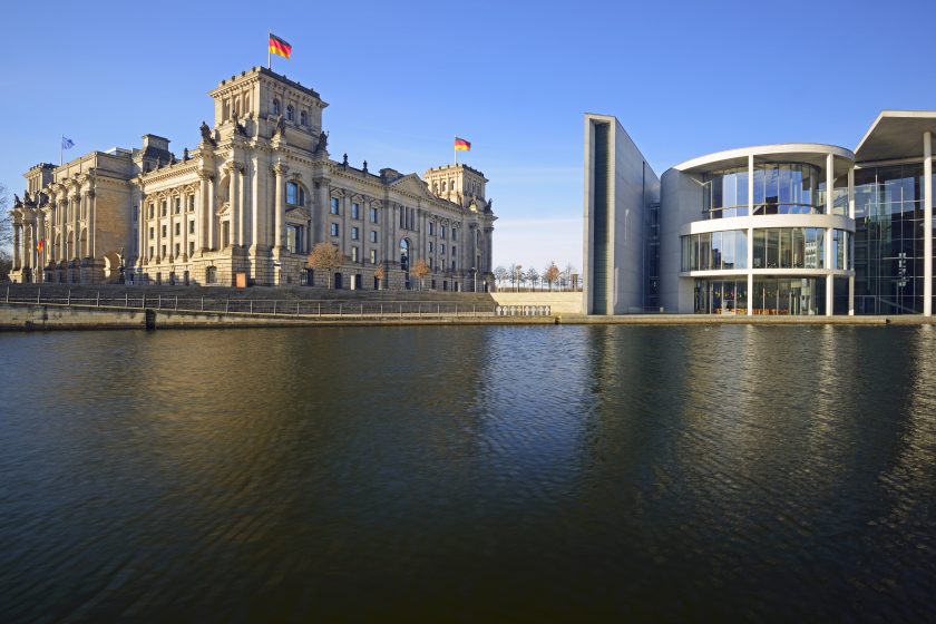 Reichstag und Paul-Löbe-Haus an der Spree