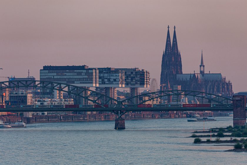 Blick auf die Hohenzollernbrücke in Köln.