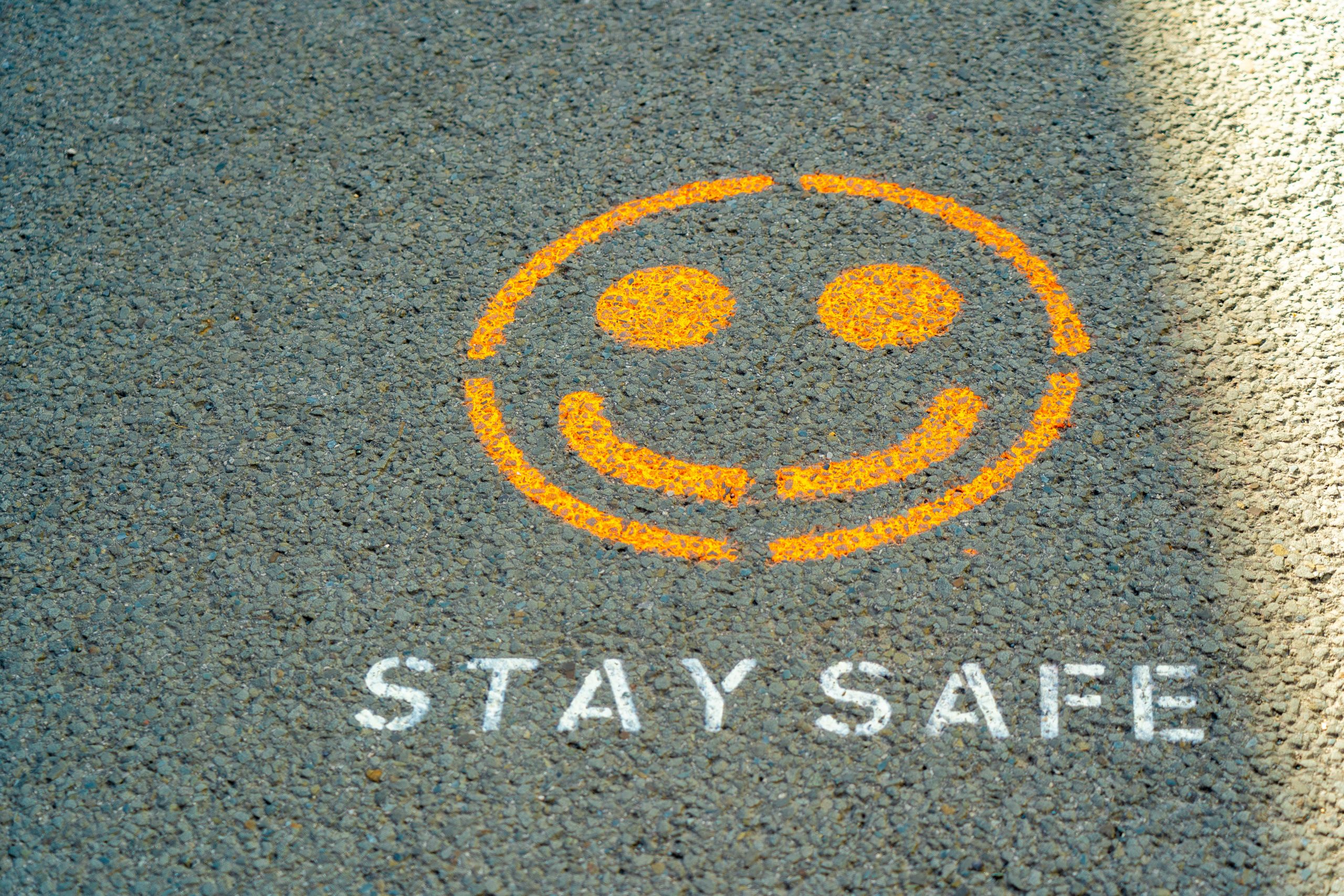 Ein Smiley auf der Straße mit der Aufschrift Stay Safe