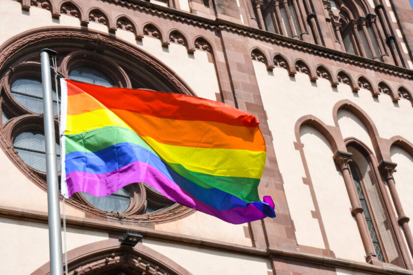 Eine Regenbogenfahne weht an der an der Herz-Jesu-Kirche in Freiburg.