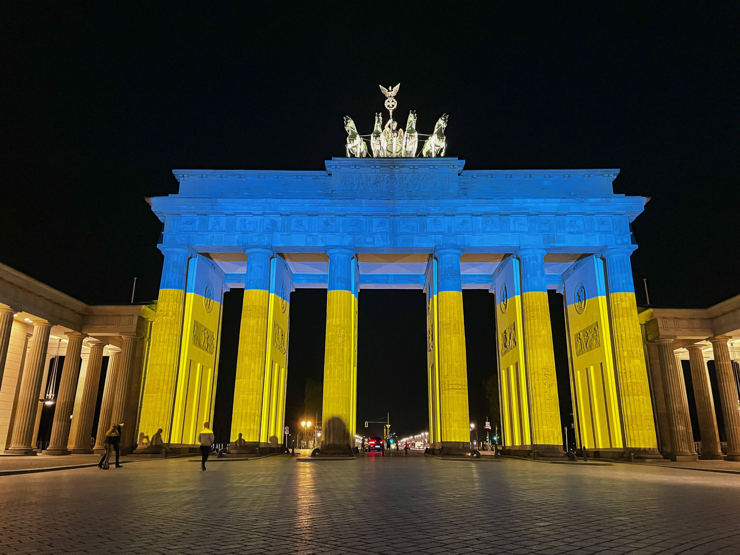 Brandenburger Tor in Nationafarben der Ukraine