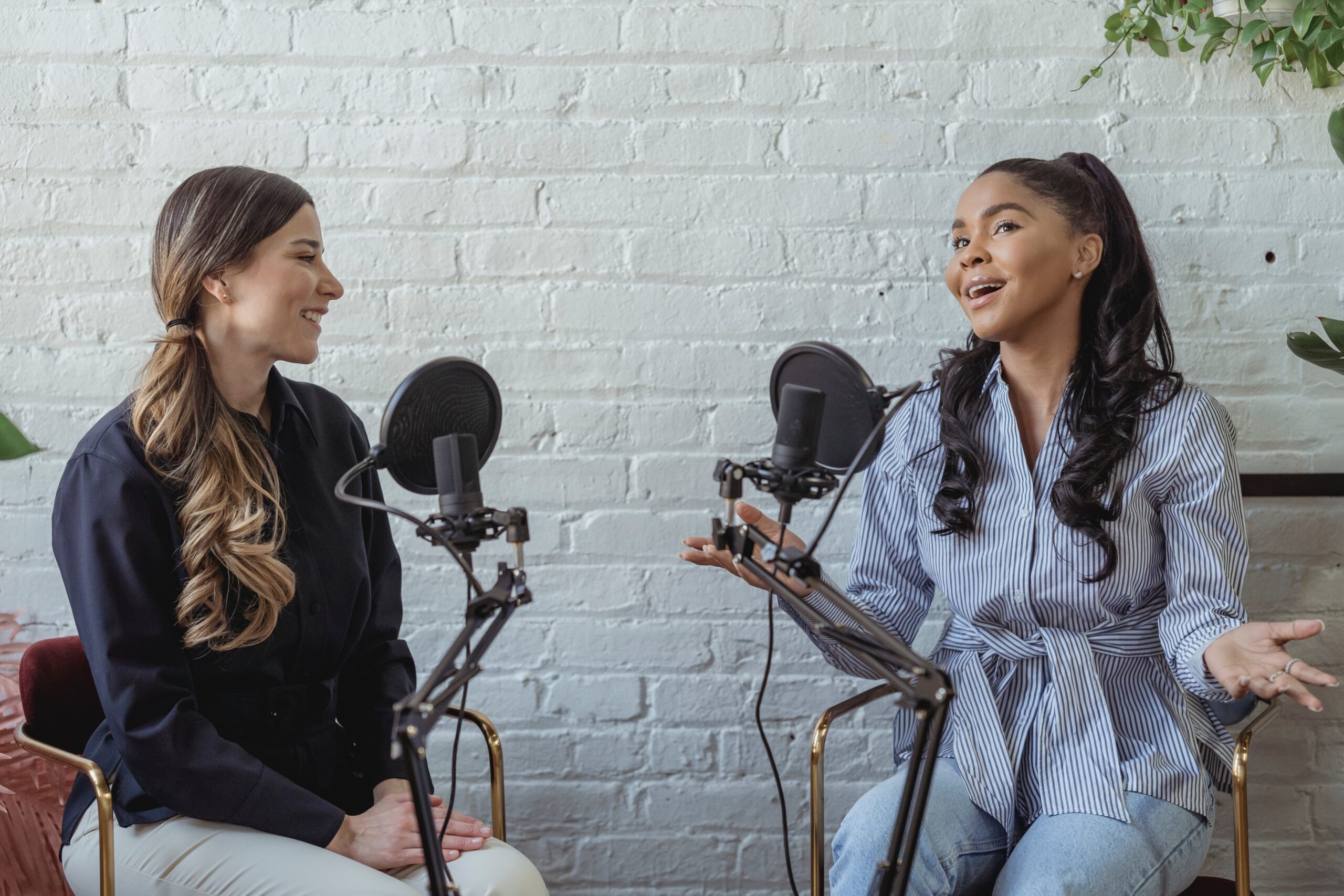 Zwei Frauen nehmen Podcast auf