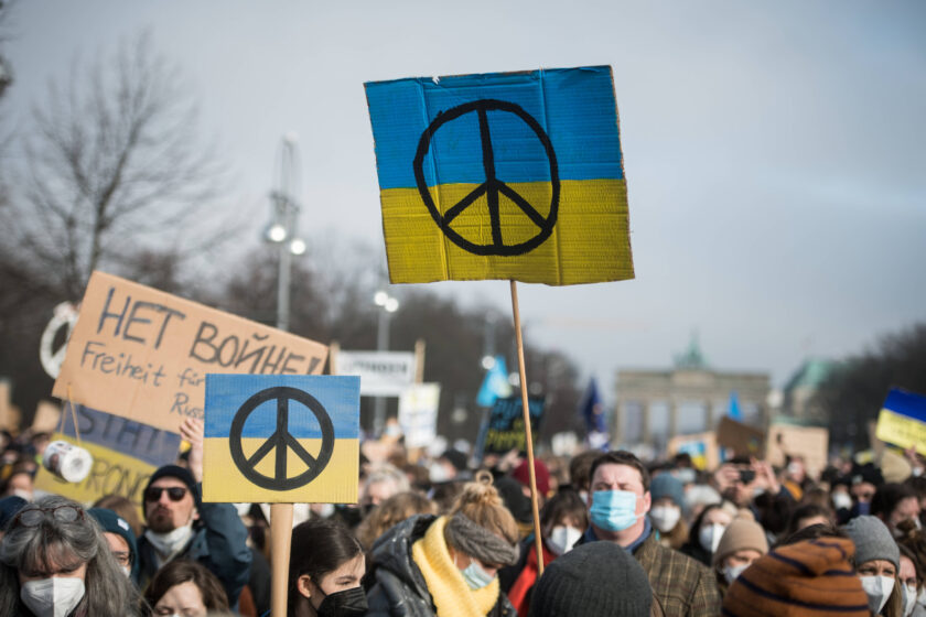 Demonstration fuer Frieden in der Ukraine am Brandenburger Tor