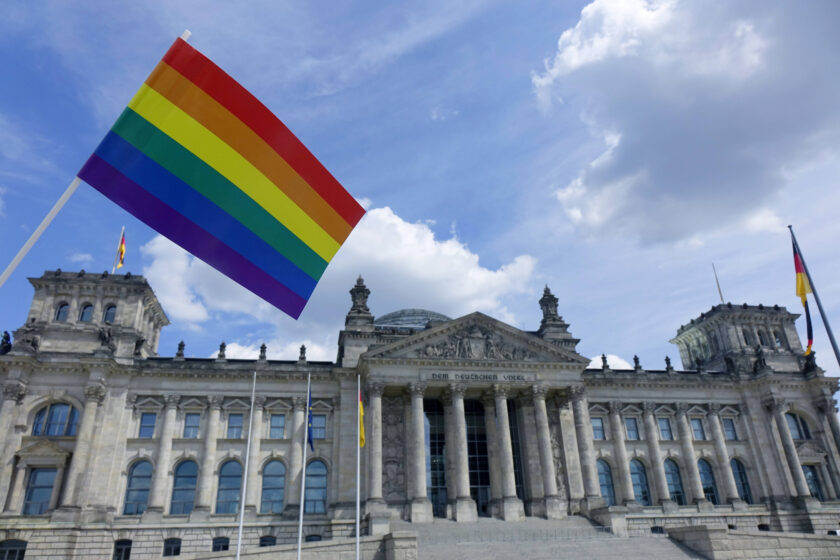 Regenbogenfahne und Reichstag