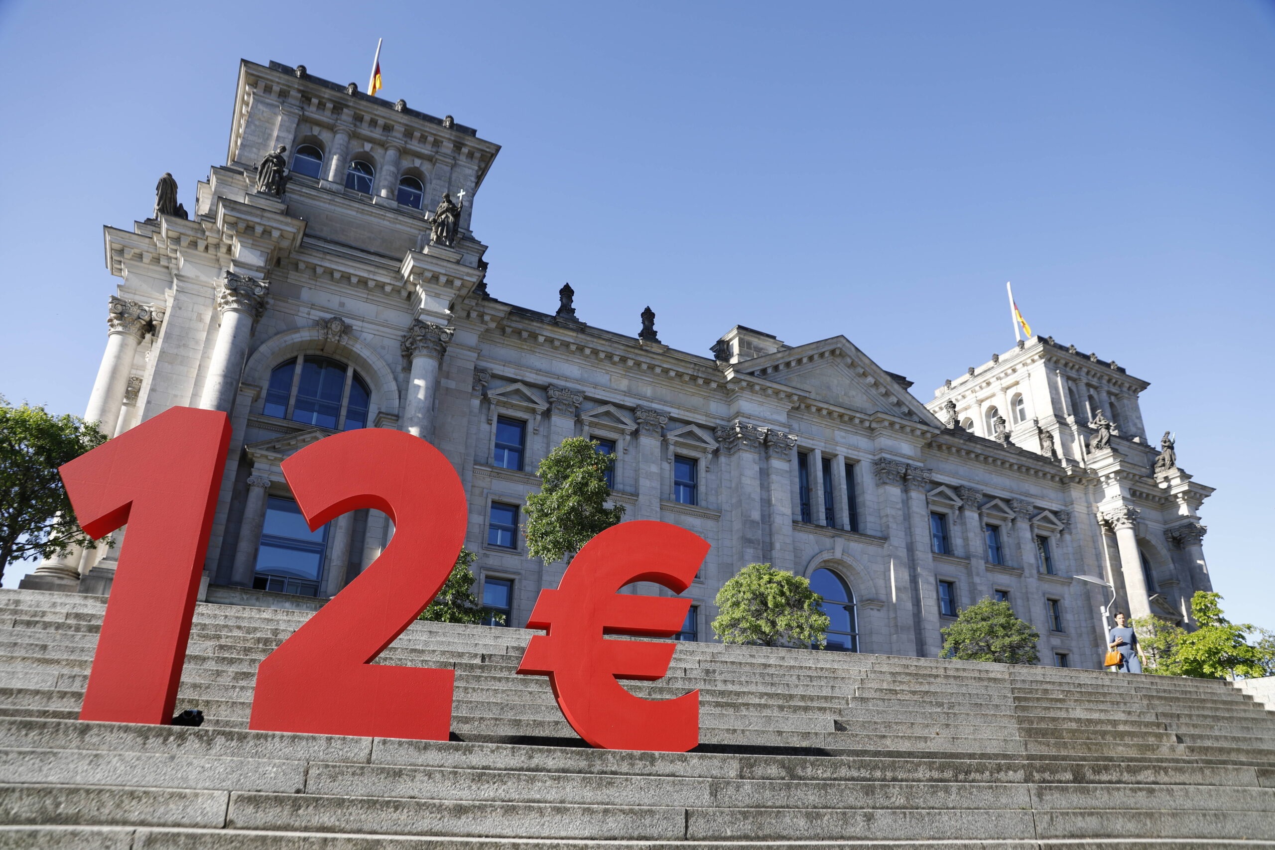 12 Euro vor dem deutschen Bundestag