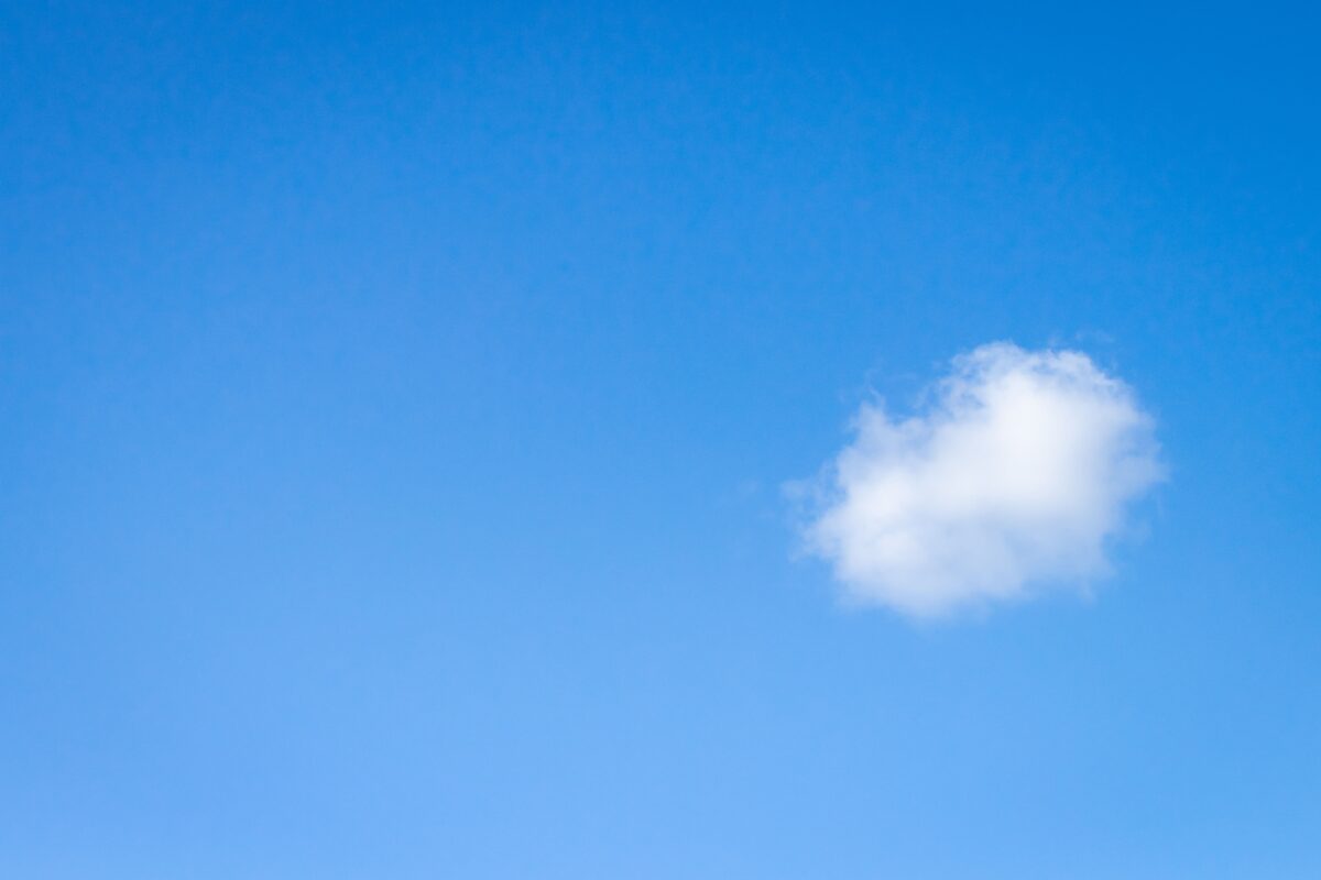 blauer Himmel mit einer Wolke
