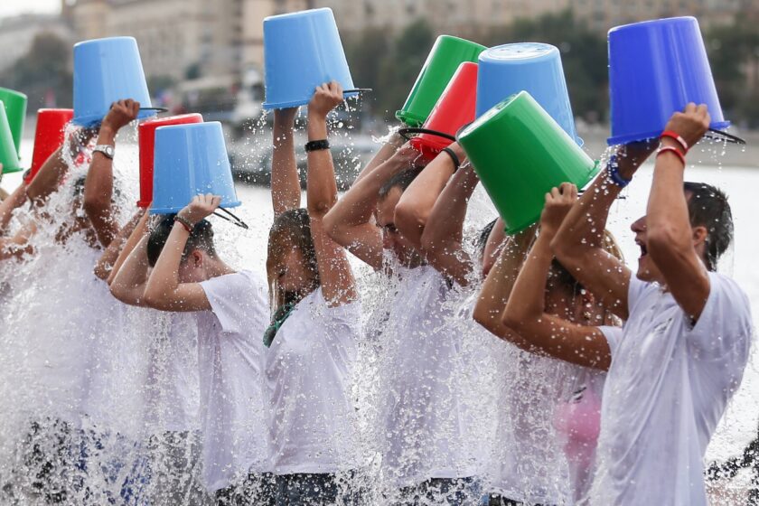 Jugendliche nehmen an der Ice Bucket Challenge teil