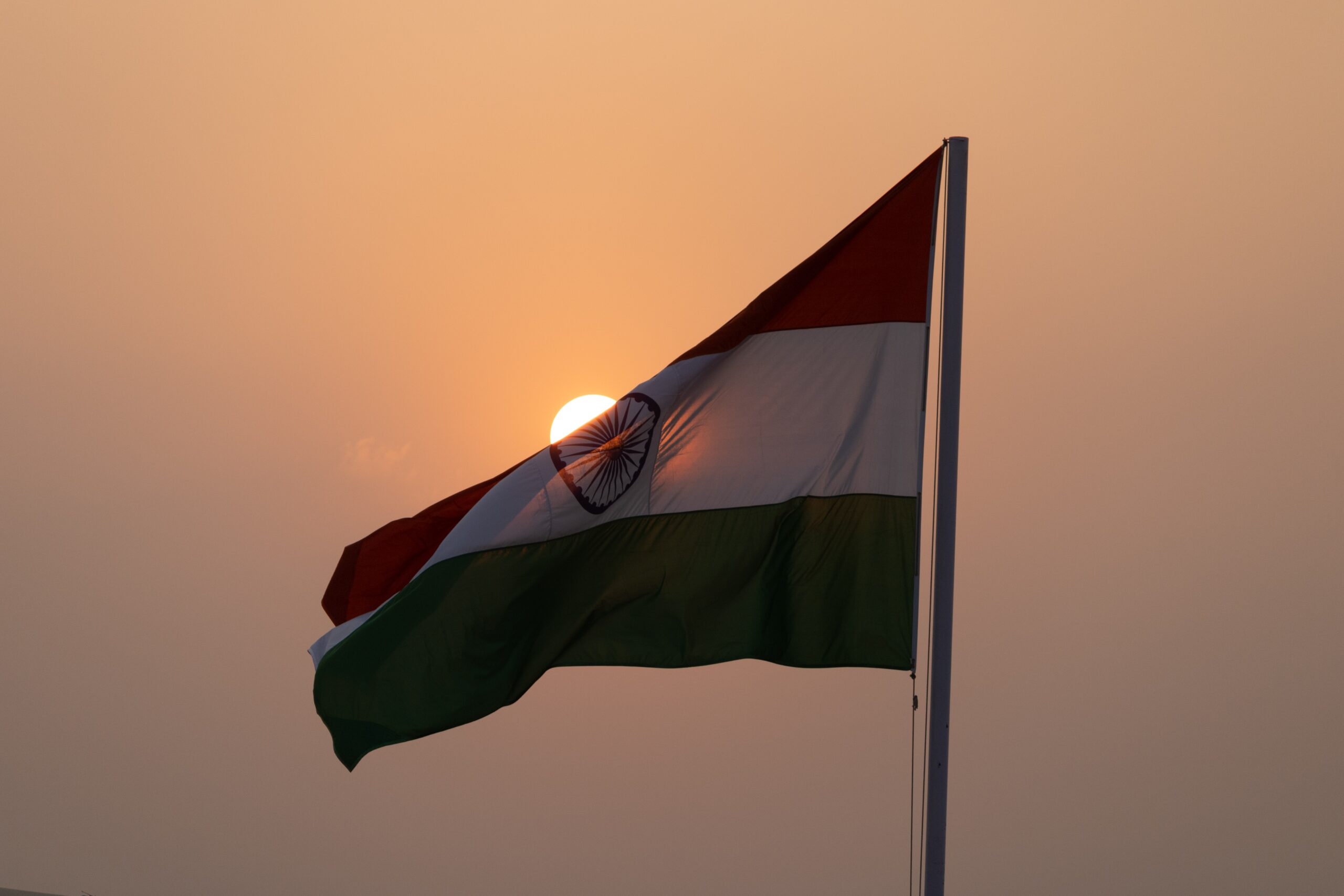 Flagge von Indien vor der Sonne