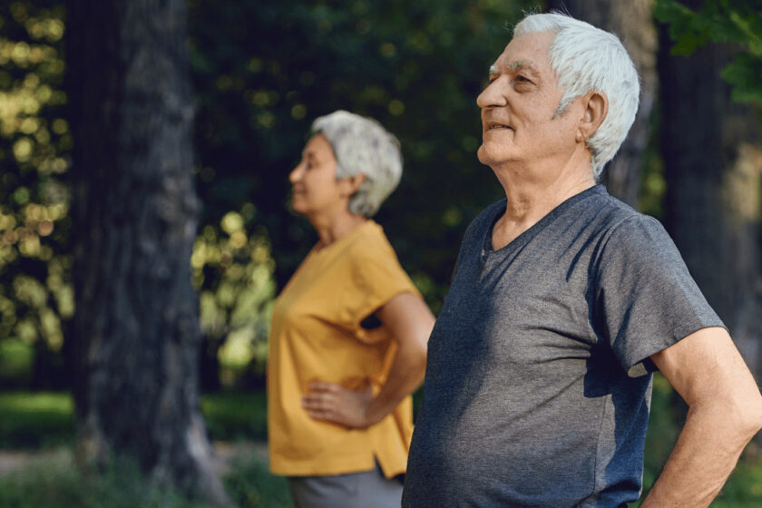 Zwei Senioren in einem Park in Sportkleidung