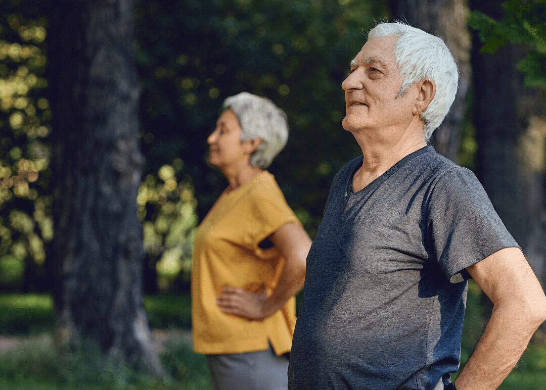 Zwei Senioren in einem Park in Sportkleidung