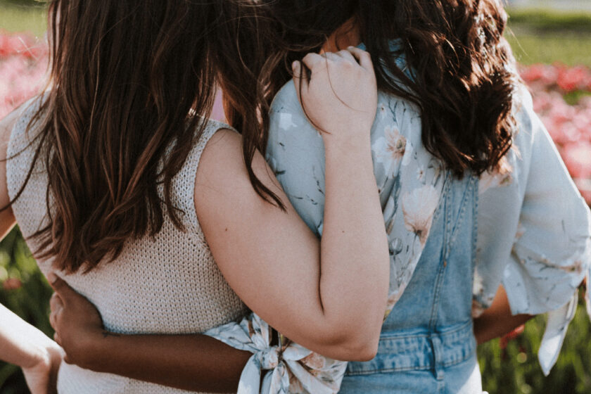Zwei Mädchen umarmen sich