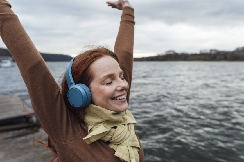 Frau hört Musik mit Kopfhörern