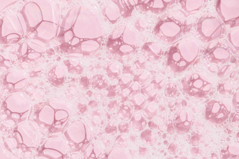 Hautpflege-Seifenblasen auf rosa Hintergrund