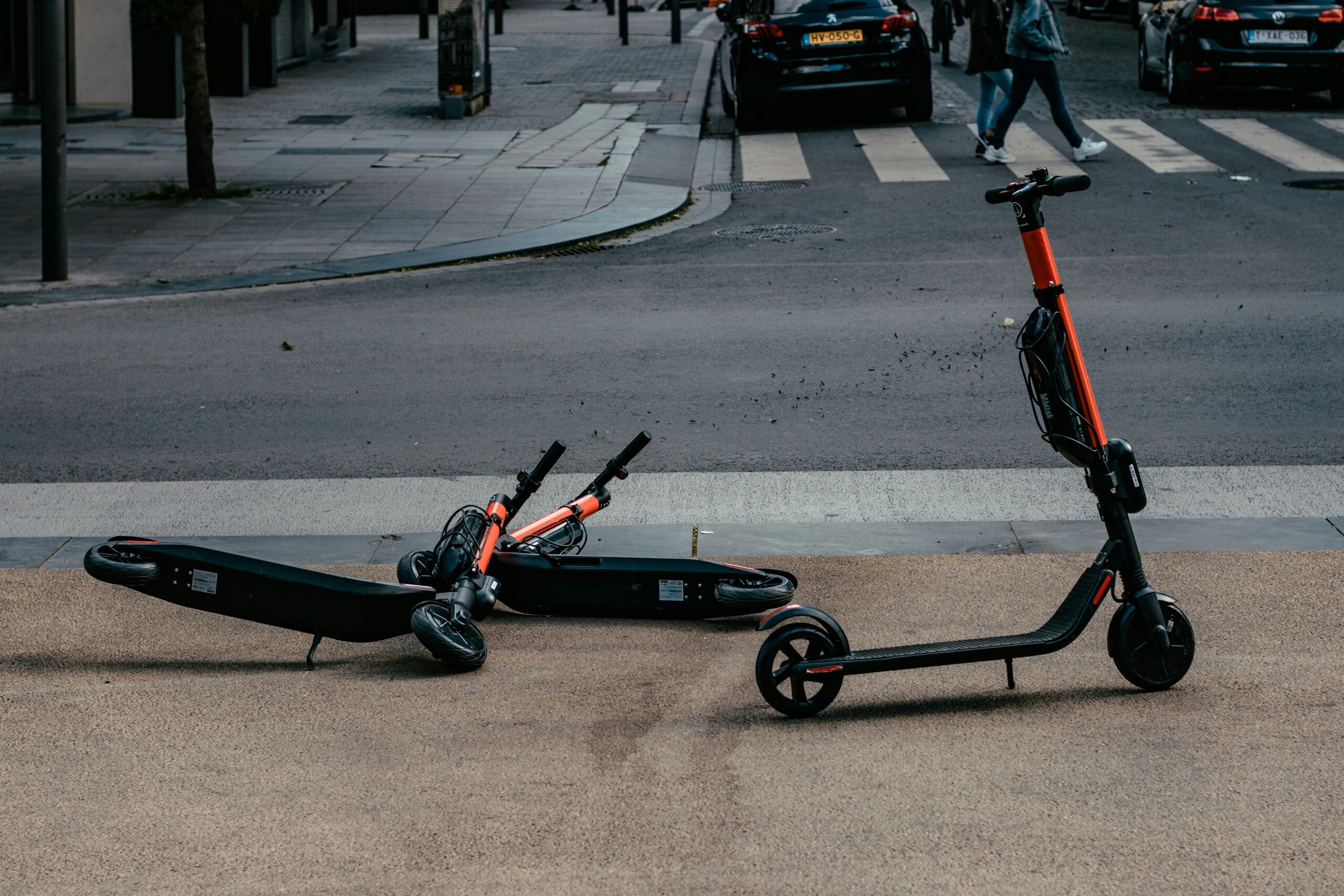 E-Scooter, die tagsüber in der Nähe der Straße geparkt sind