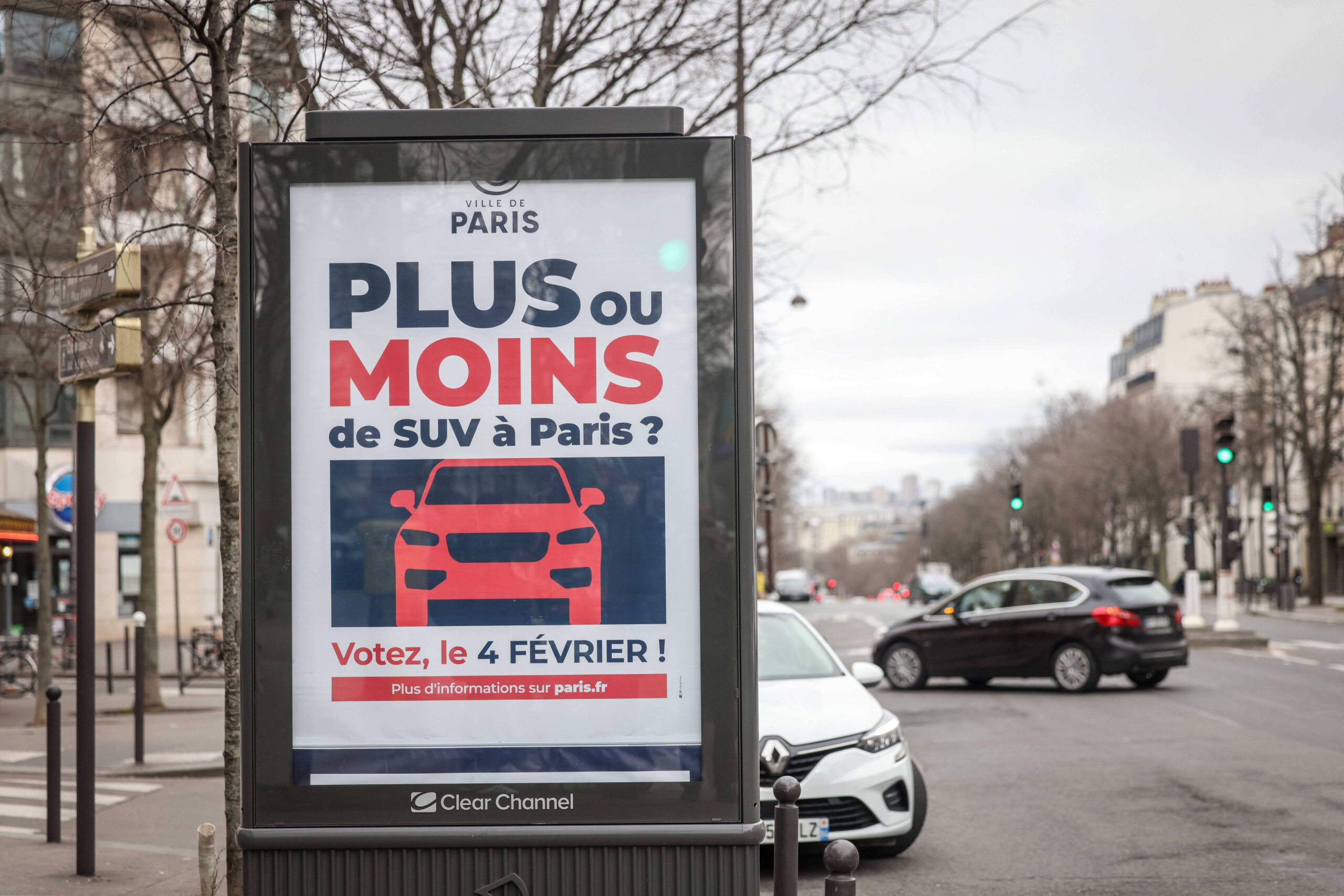 Plakat über die Abstimmung über höhere Parkgebühren für SUV in Paris Paris