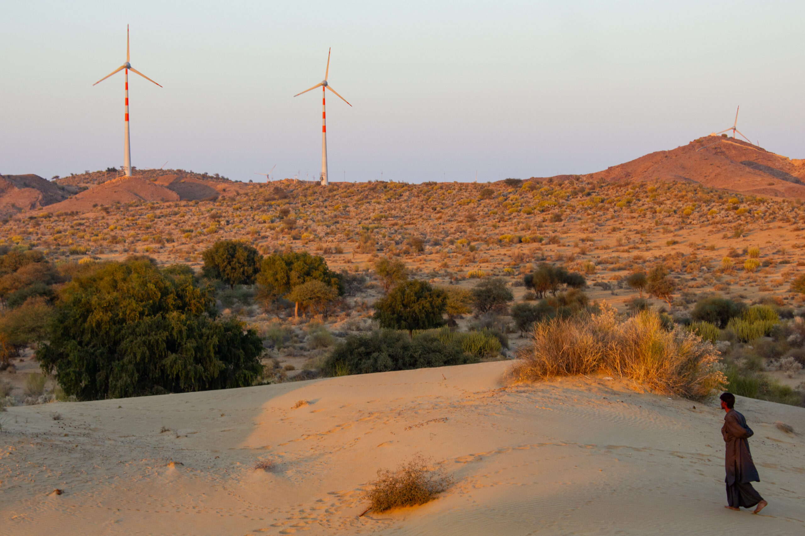 Wüste mit Windrädern
