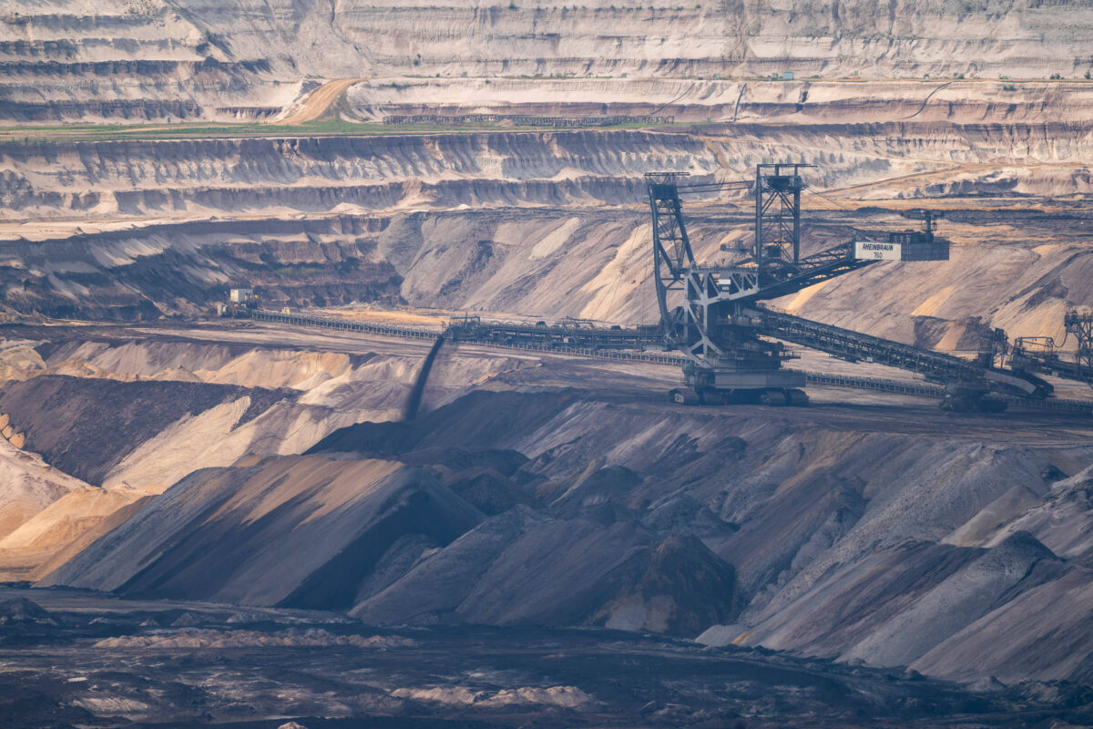 ein Absetzer steht im Tagebau Erzweiler, einer riesigen Braunkohlegruppe, und fördert Kohle auf einem Laufband