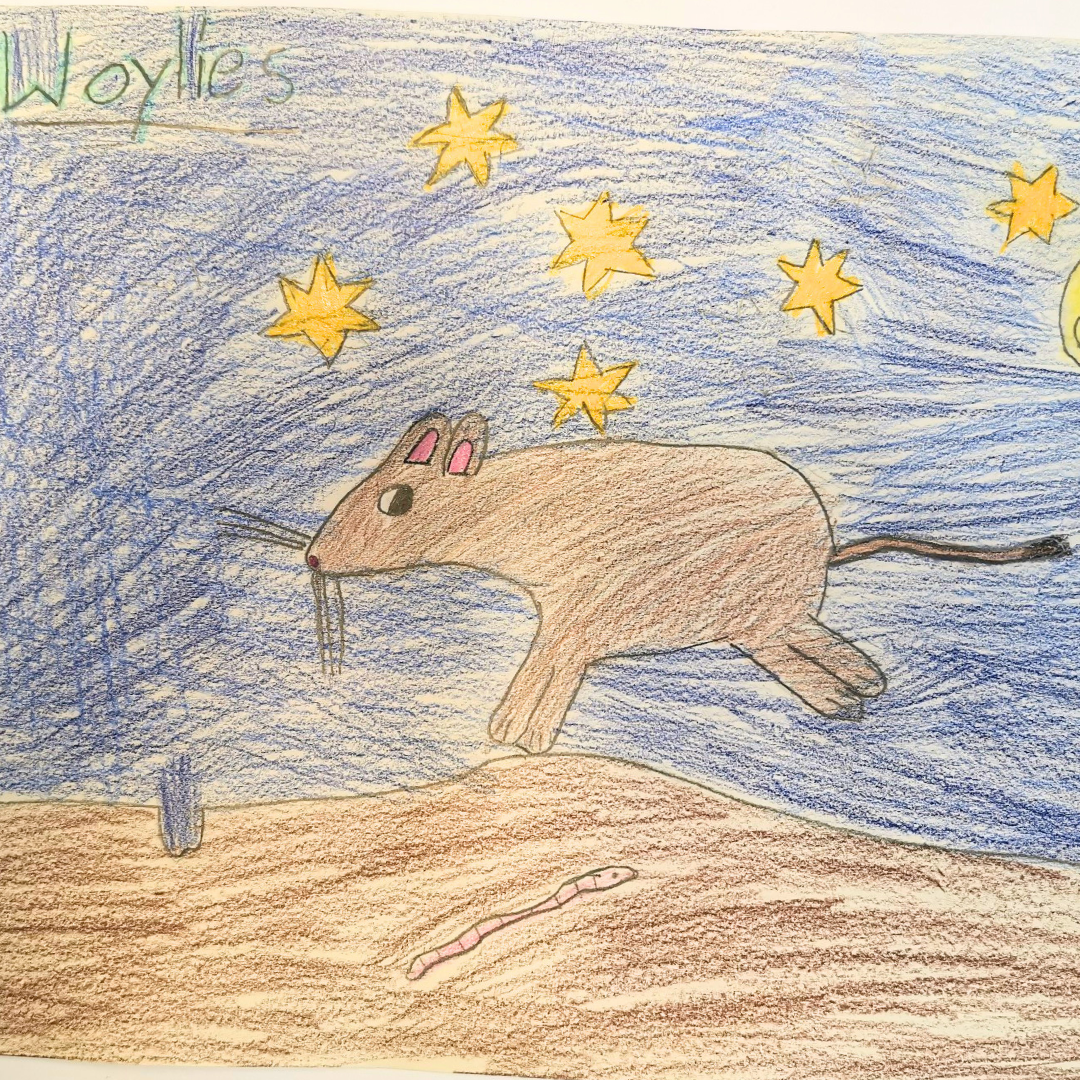 ein von einem Kind für Good News gemaltes Bild von einer Maus vor einem blauen Hintergrund mit Sternen