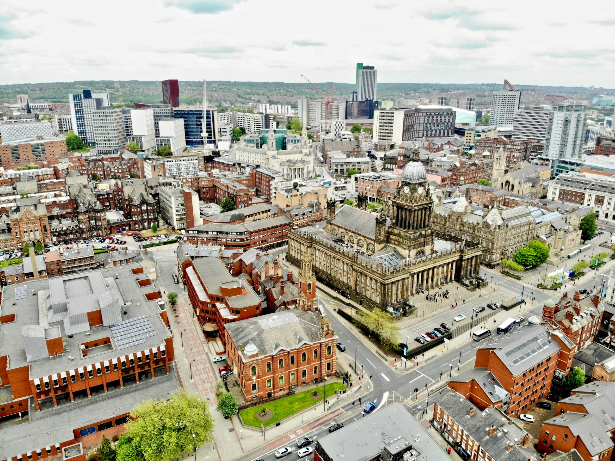 eine kontemporäre Luftaufnahme der englischen Stadt Leeds
