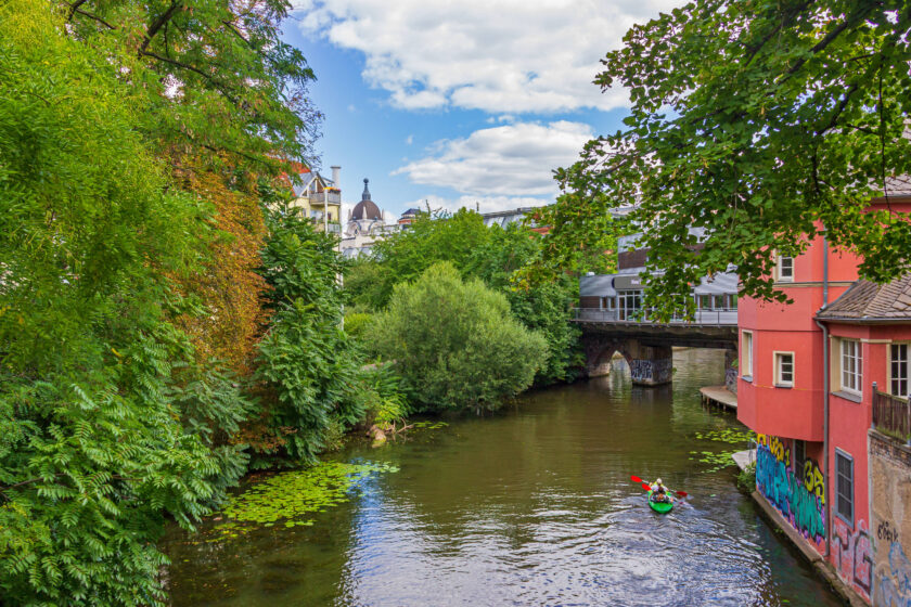 Kanufahrer:innen auf einem Fluss in Leipzig im Sommer