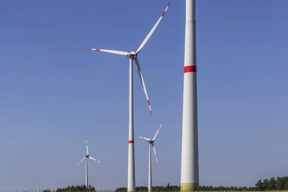Vier Windkrafträder vor einem strahlend blauen Himmel