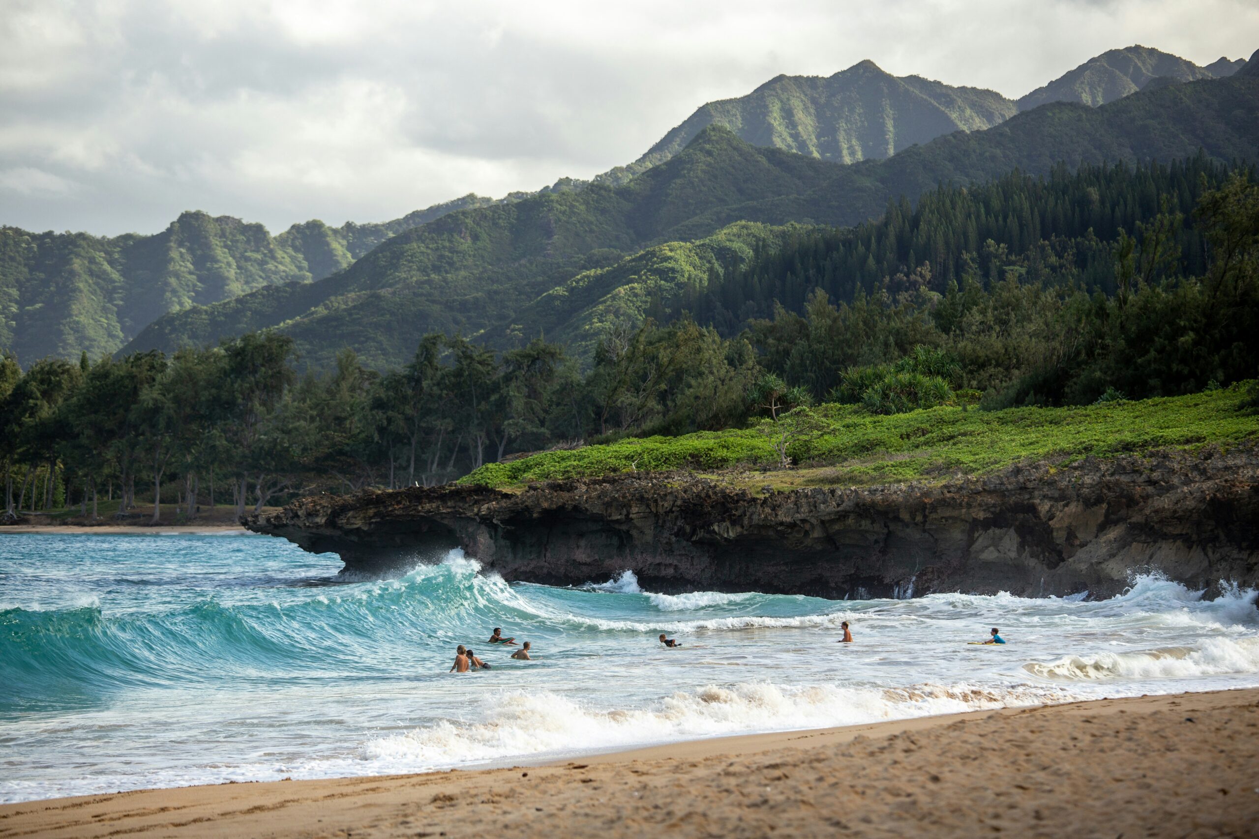 Menschen schwimmen in den Wellen vor der Küste von Hawaii