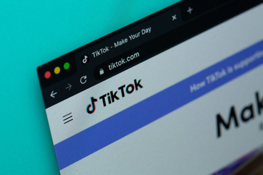 Man sieht einen Computerbildschirm, auf dem gerade im Browser TikTok geöffnet wurde