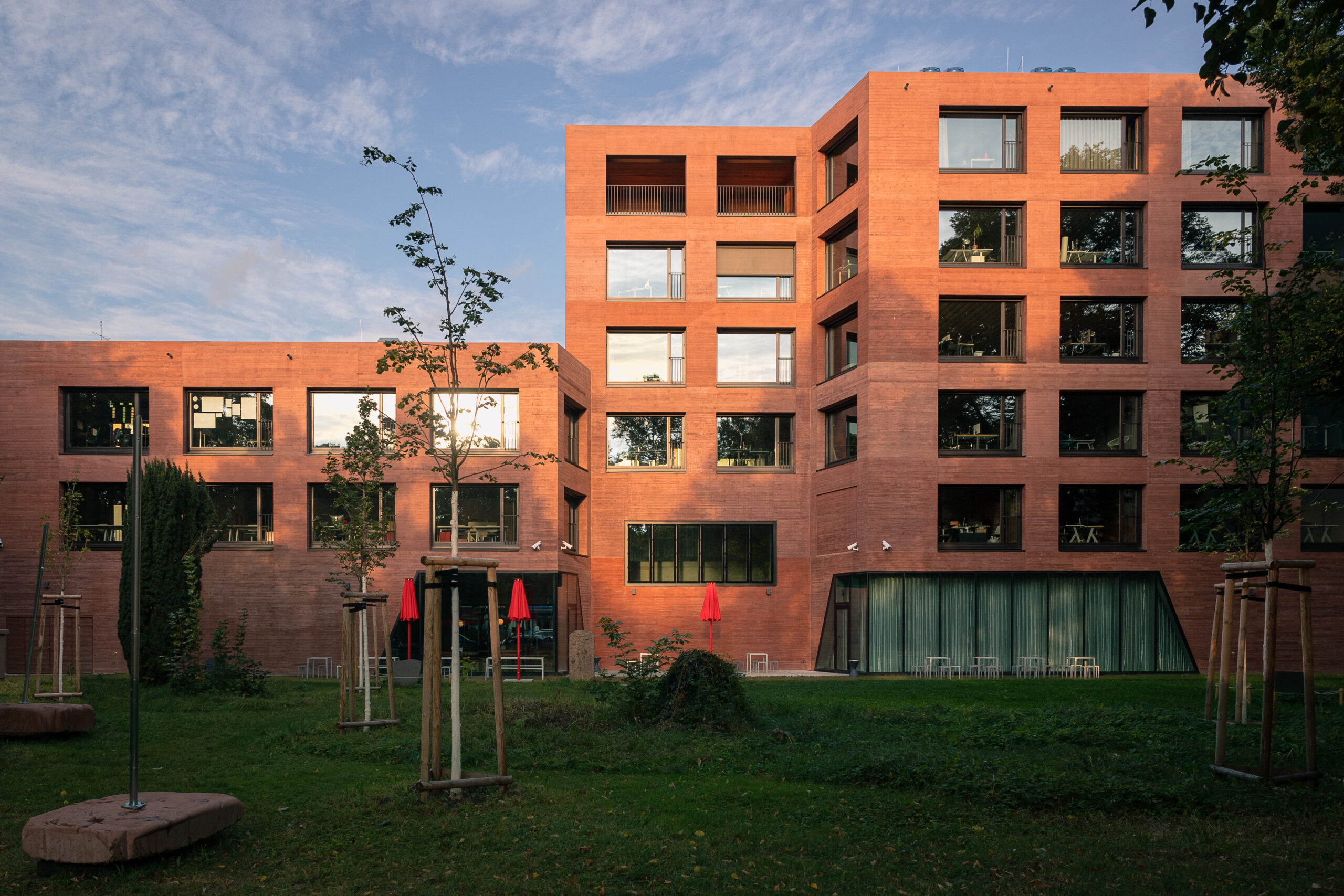 Das Publix-Haus in Berlin-Neukölln vom Garten aus fotografiert.