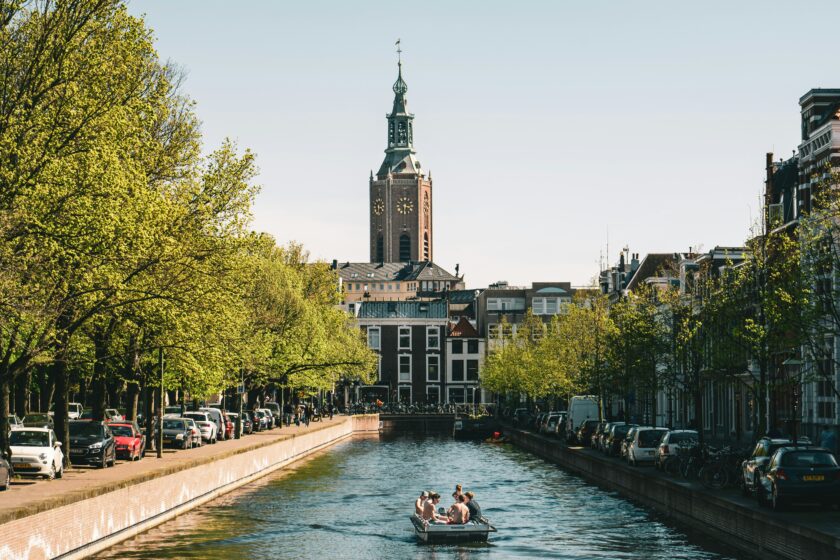 ein Kanal in Den Haag in den Niederlanden im Sommer, auf dem zwei Ruderboote schippern