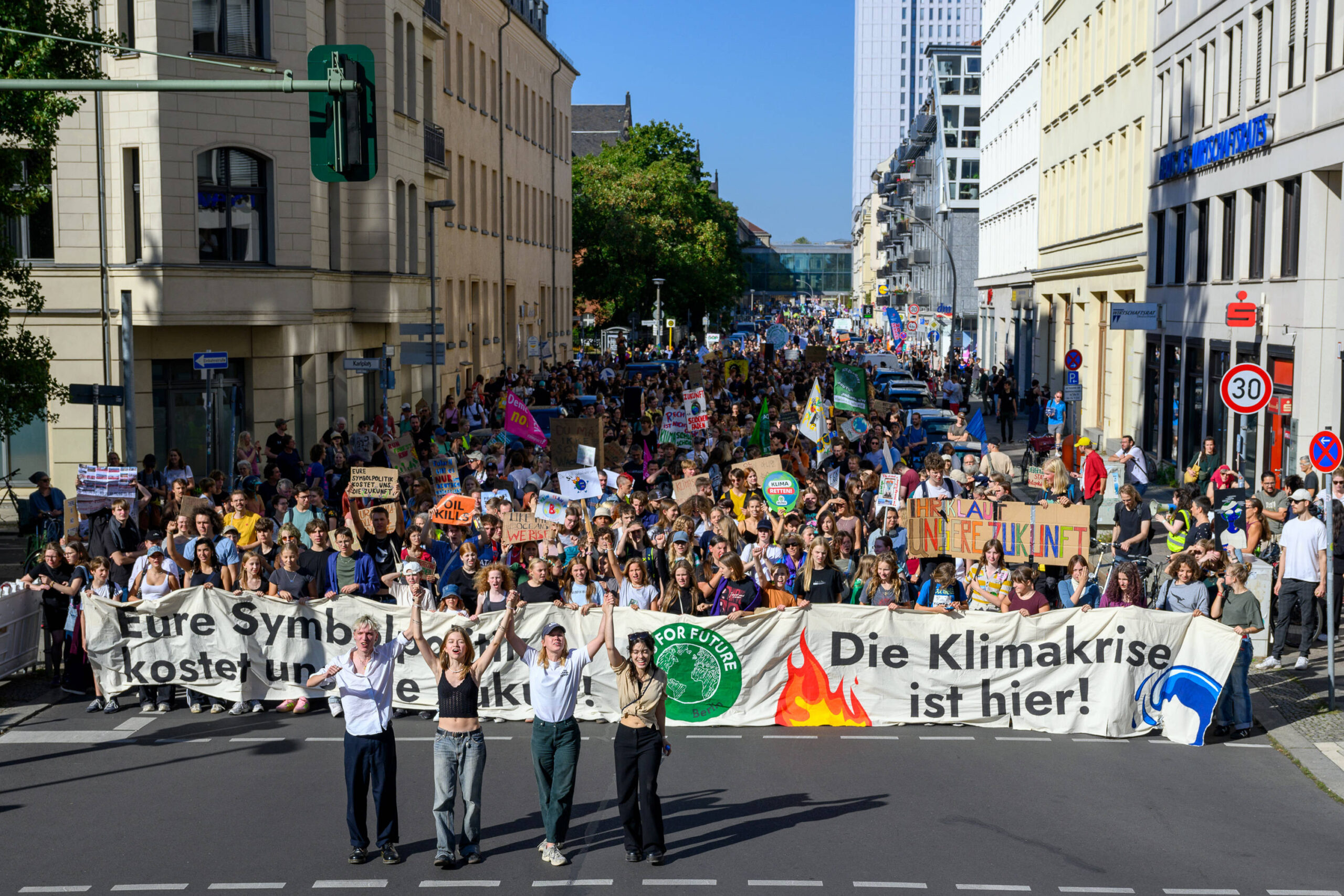 Ein Foto vom Klimastreik in Berlin am 20.9.2024; die Protestierenden halten ein Banner, auf dem steht "Eure Symbolpolitik kostet unsere Zukunft. Die Klimakrise ist hier!"