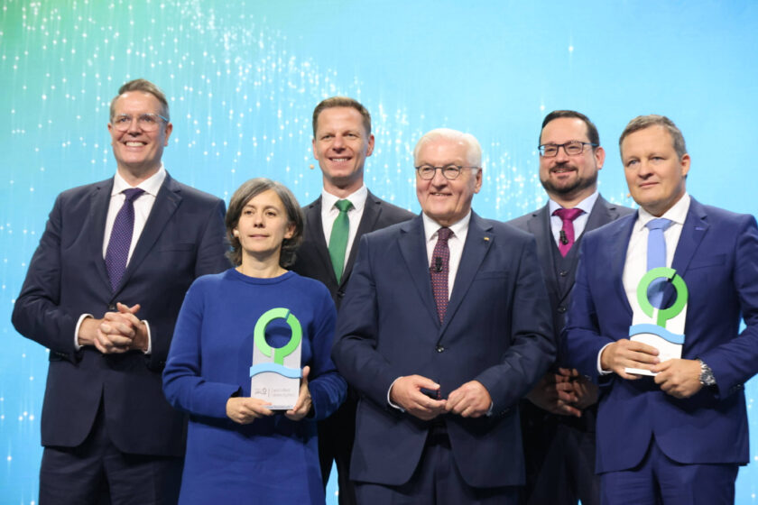 Der Umweltpreis der Deutschen Bundesstiftung Umwelt wird in der Rheingoldhalle in Mainz vergeben. Hier: Ministerpräsident Alexander Schweizer und Bundespräsident Frank Walter Steinmeier mit den Preisträger:innen Franziska Tanneberger und Thomas Speidel.