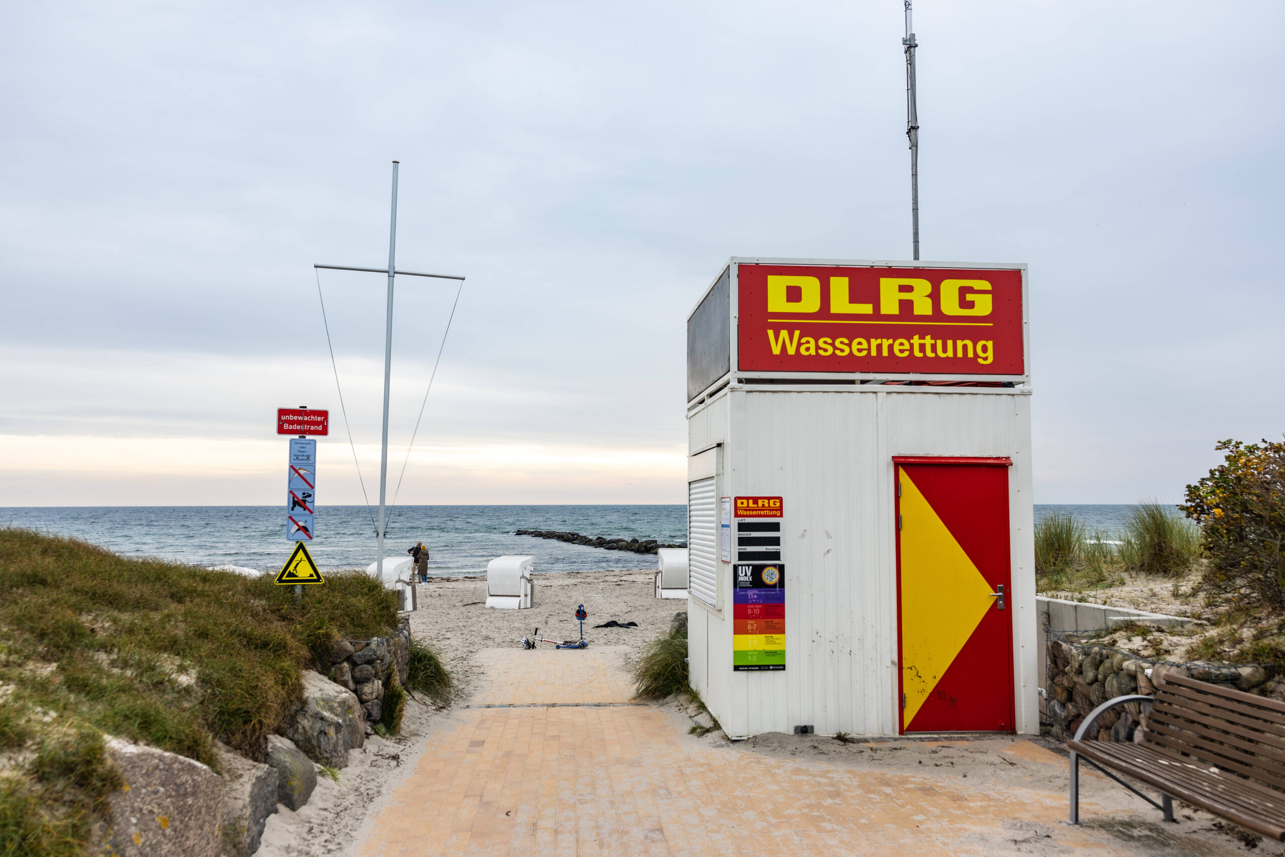 Blick auf eine DLRG-Station am Südstrand auf Fehmarn.