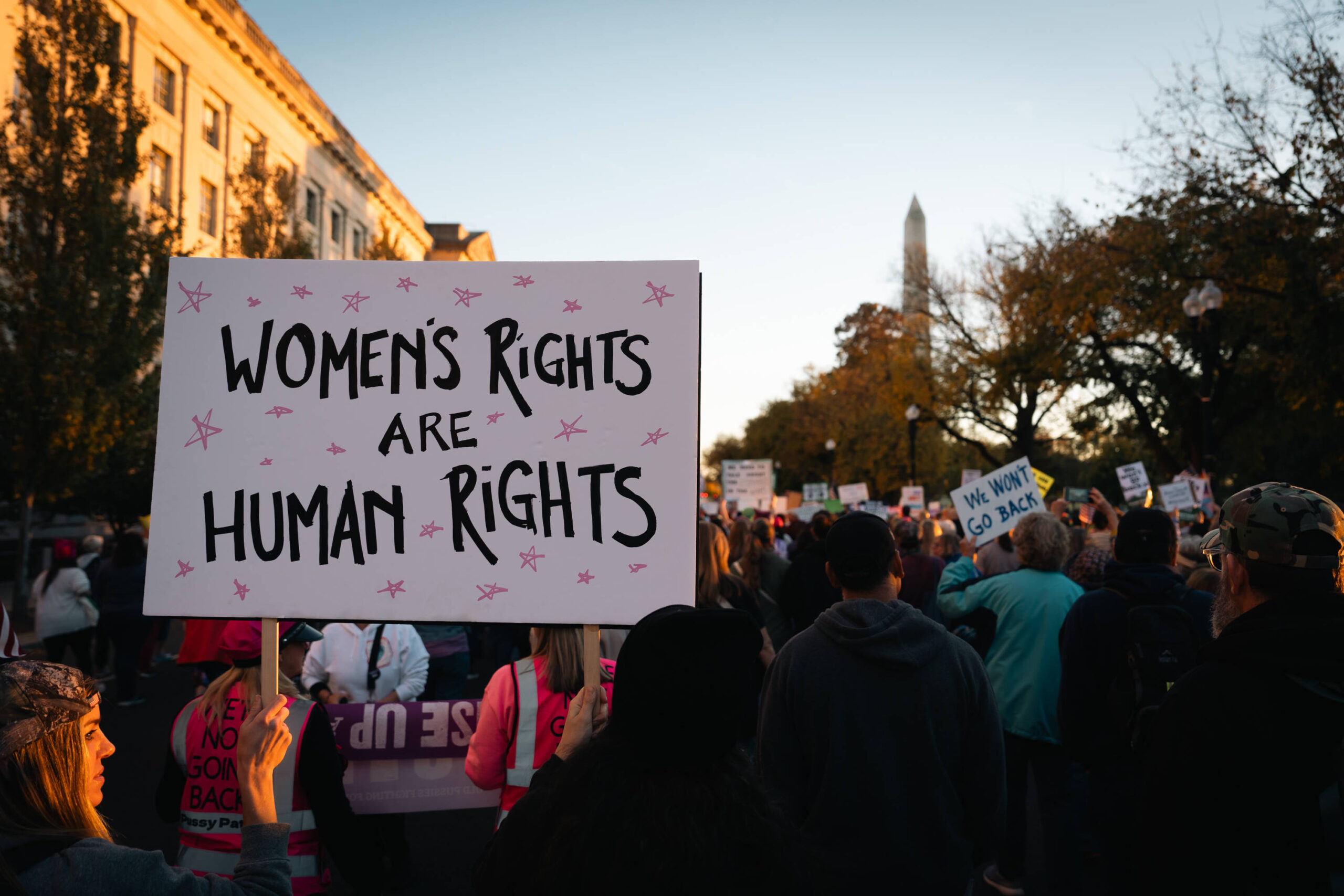 Foto zeigt Protestierende auf dem Women's March in Washington kurz vor der Wahl. Eine Person hält ein Plakat hoch, auf dem steht: Women's Rights are Human Rights