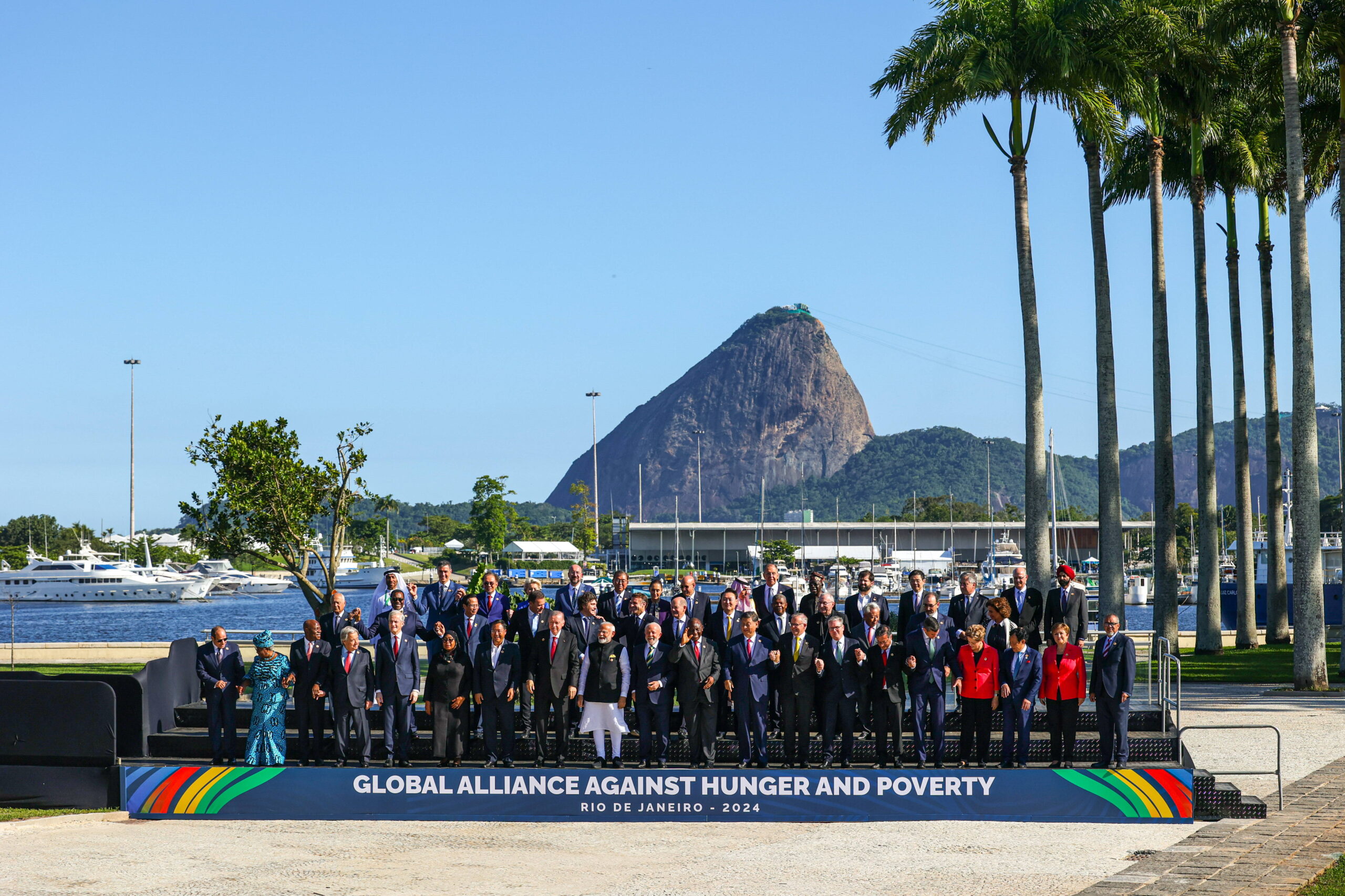 Gruppenbild der G20-Delegierten in Rio de Janeiro, im Hintergrund sieht man den Zuckerhut