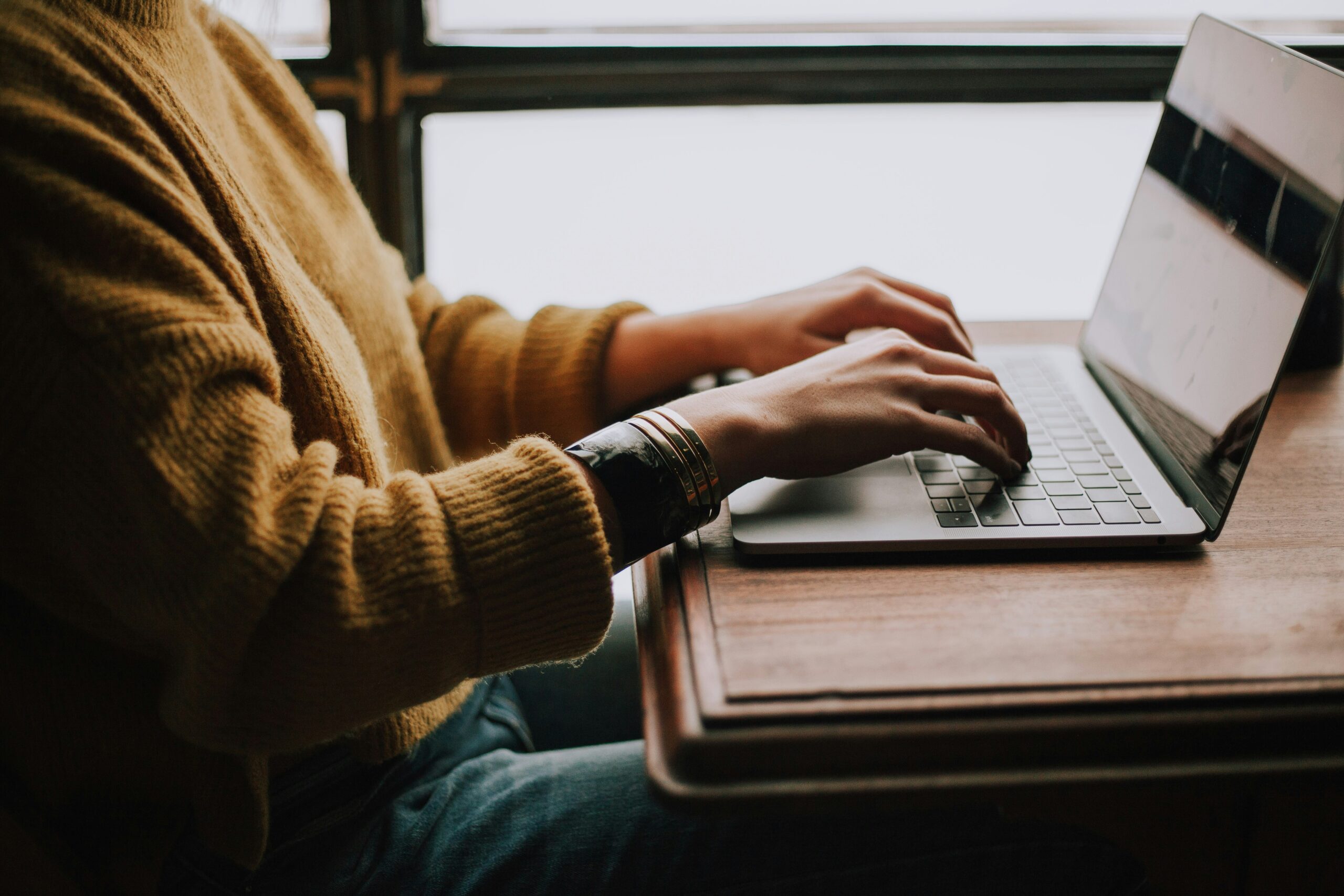 Frau arbeitet am Laptop