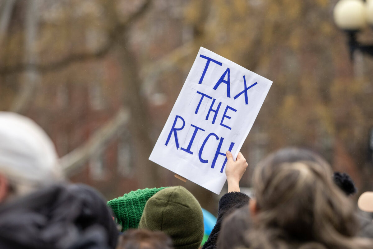 Schild mit der Aufschrift Tax the Rich