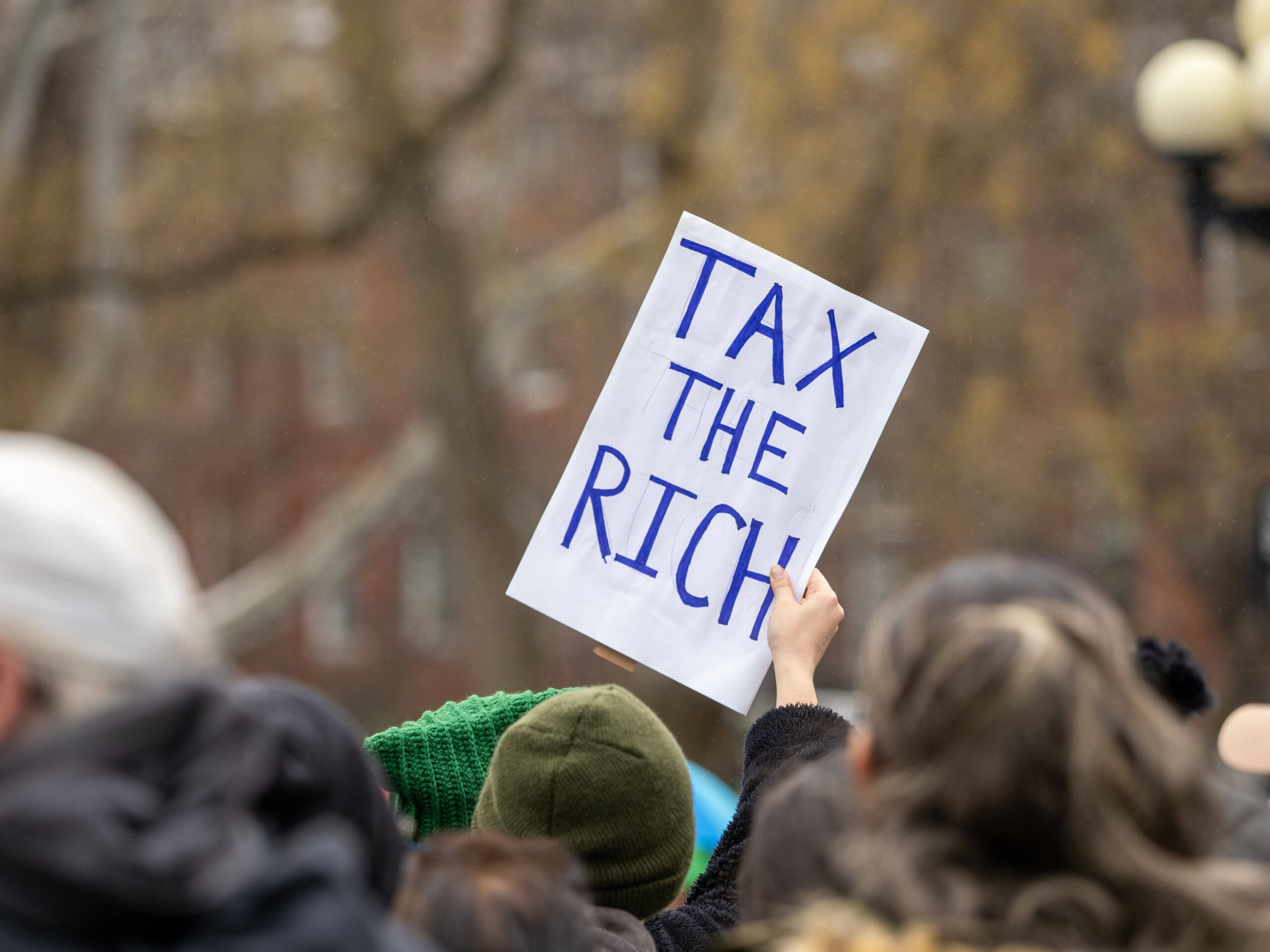 Schild mit der Aufschrift Tax the Rich