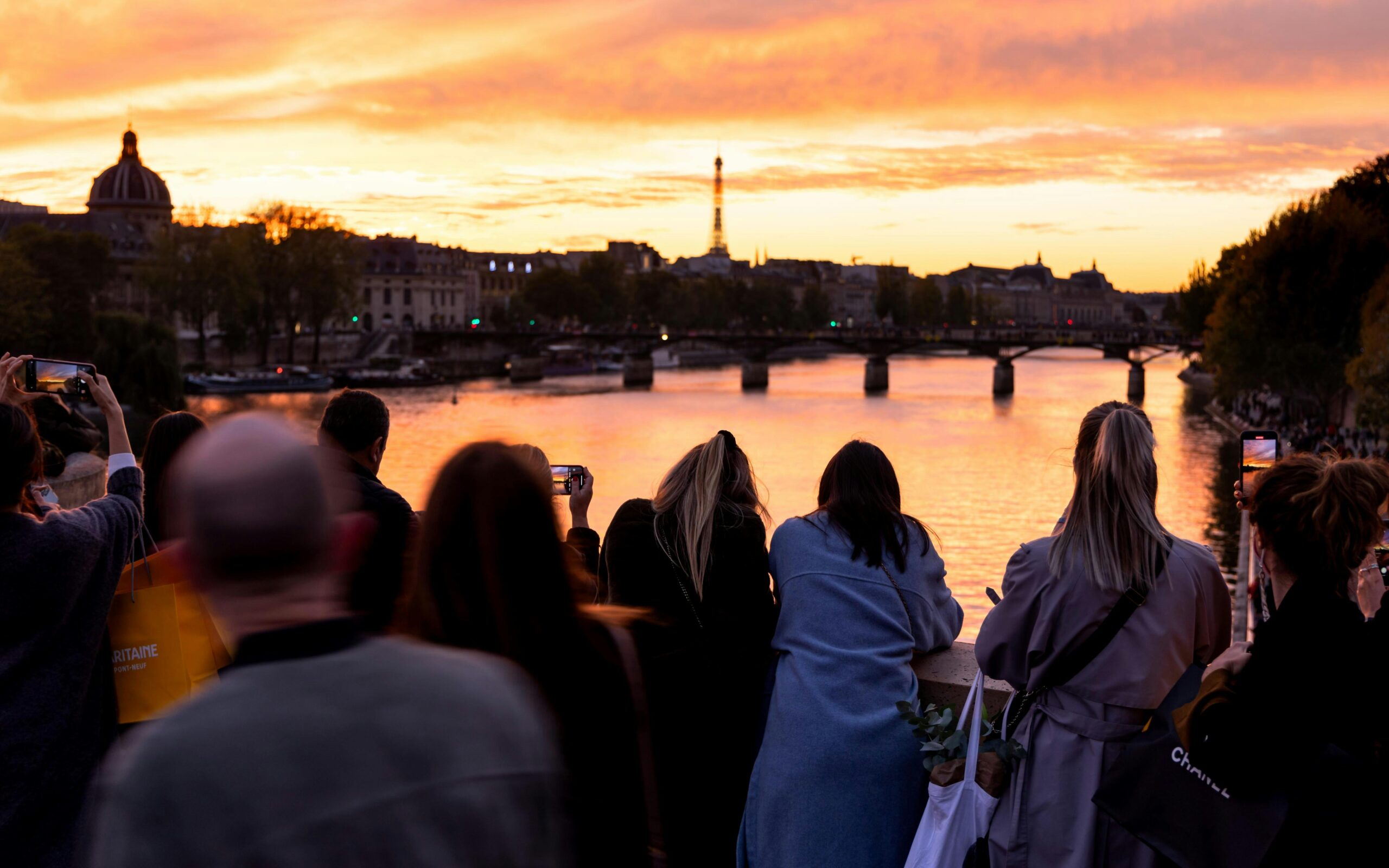 Menschen blicken auf Seine