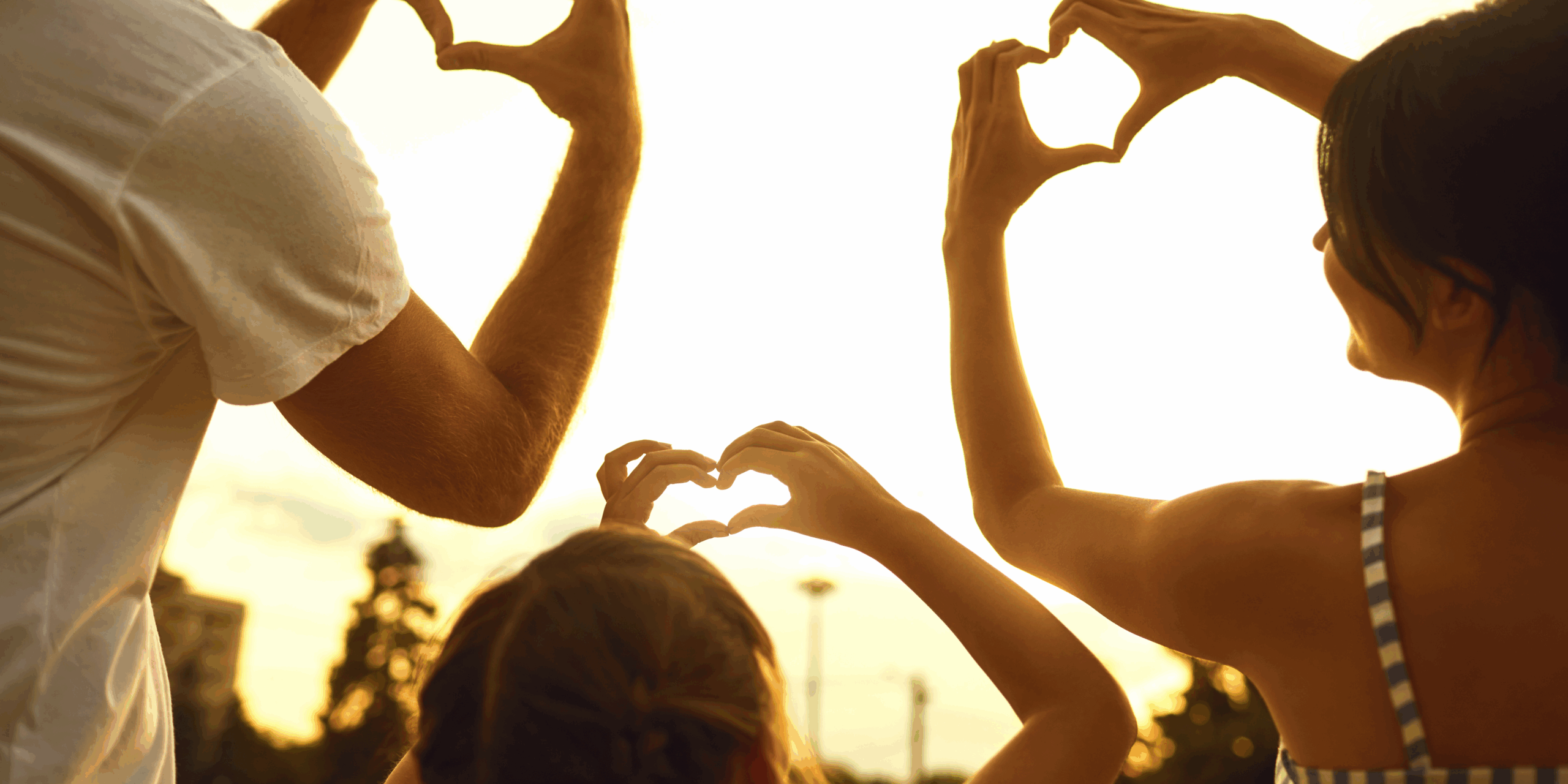 Familie macht mit den Händen ein Herz