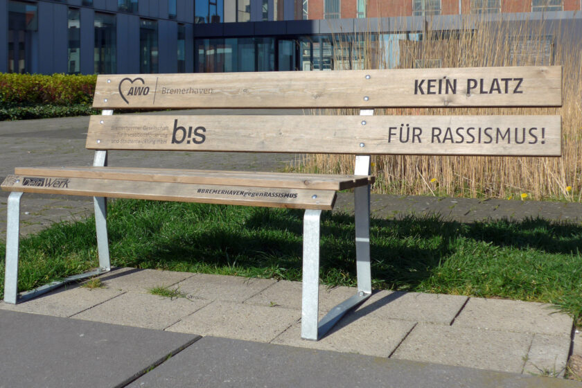 Bank mit Schriftzug "Kein Platz für Rassismus"