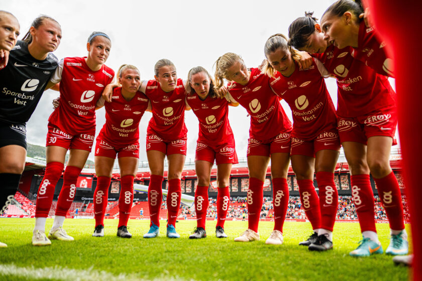 Norwegische Fußballerinnen stehen im kreis zusammen