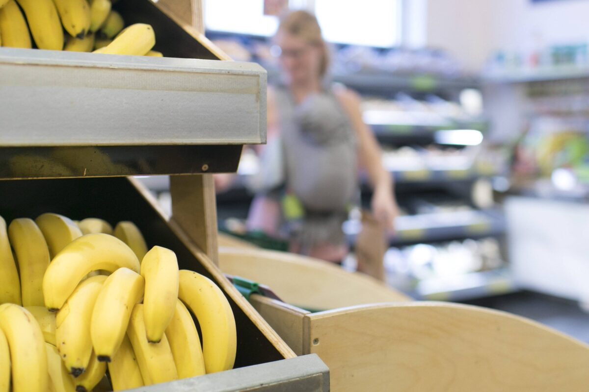 Bananen liegen in einem Regal im Bio Supermarkt