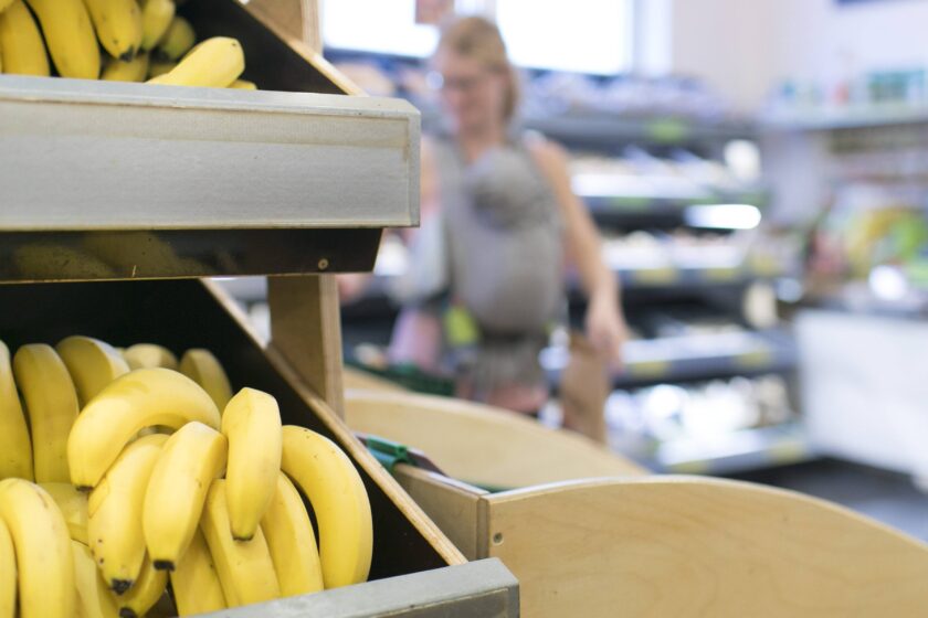 Bananen liegen in einem Regal im Bio Supermarkt