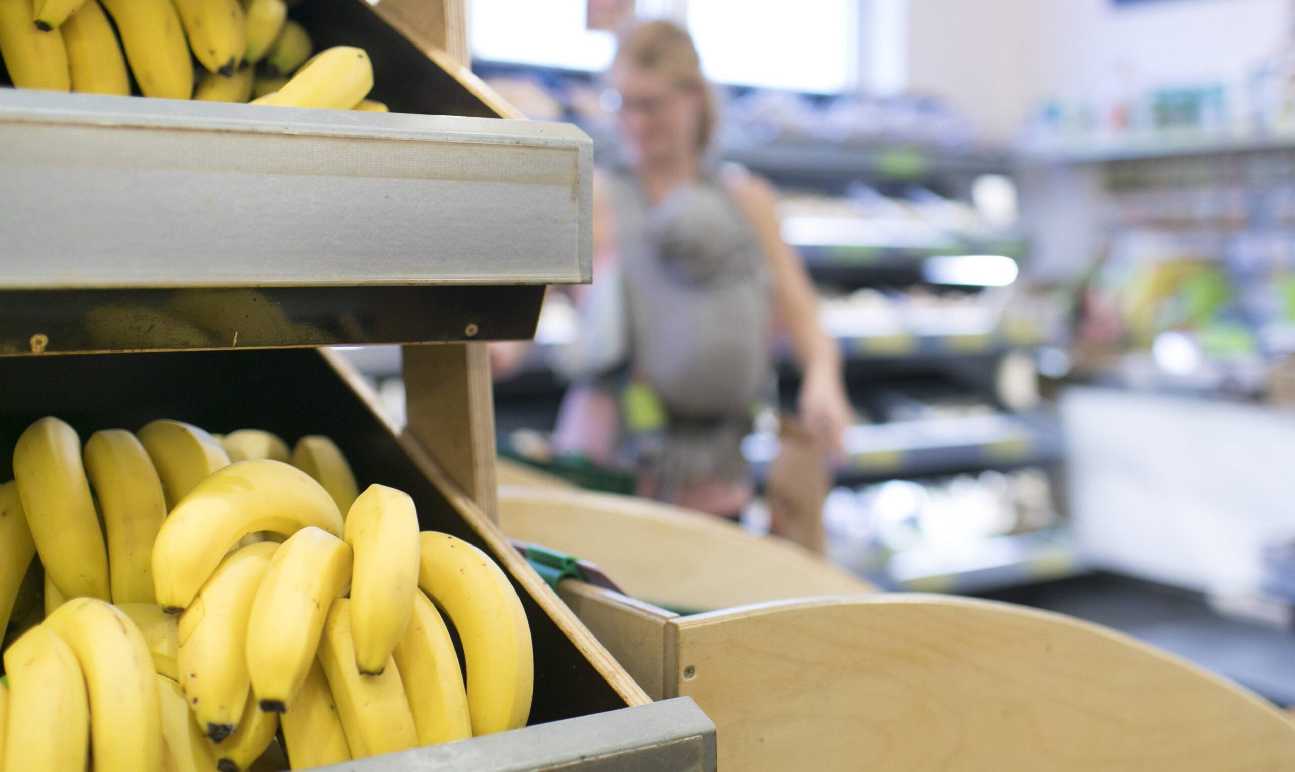 Bananen liegen in einem Regal im Bio Supermarkt