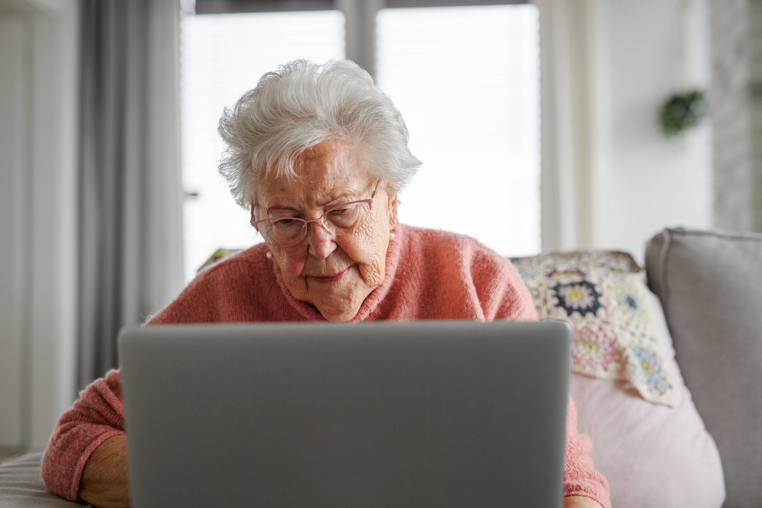 Ältere Frau mit einem Tablet