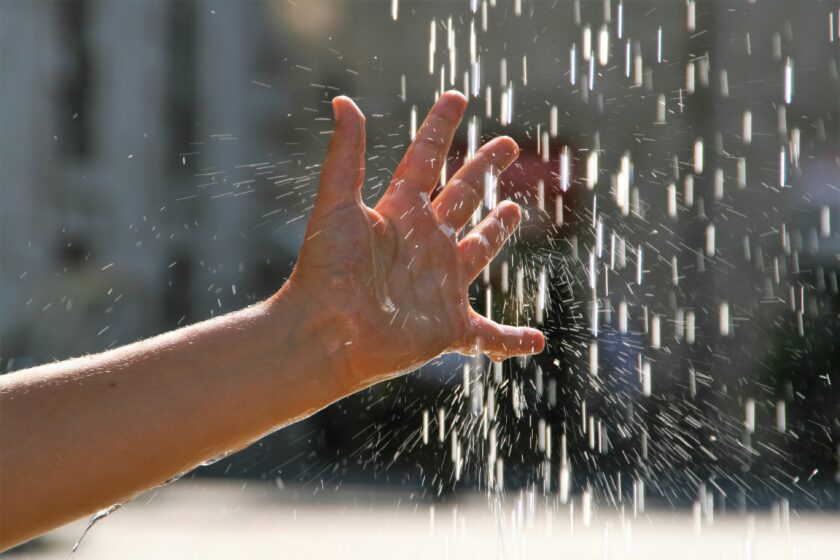 Hand im Wasser