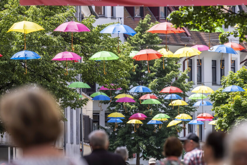 Bunte Regenschirme sorgen in der Innenstadt von Konstanz für Farbtupfer