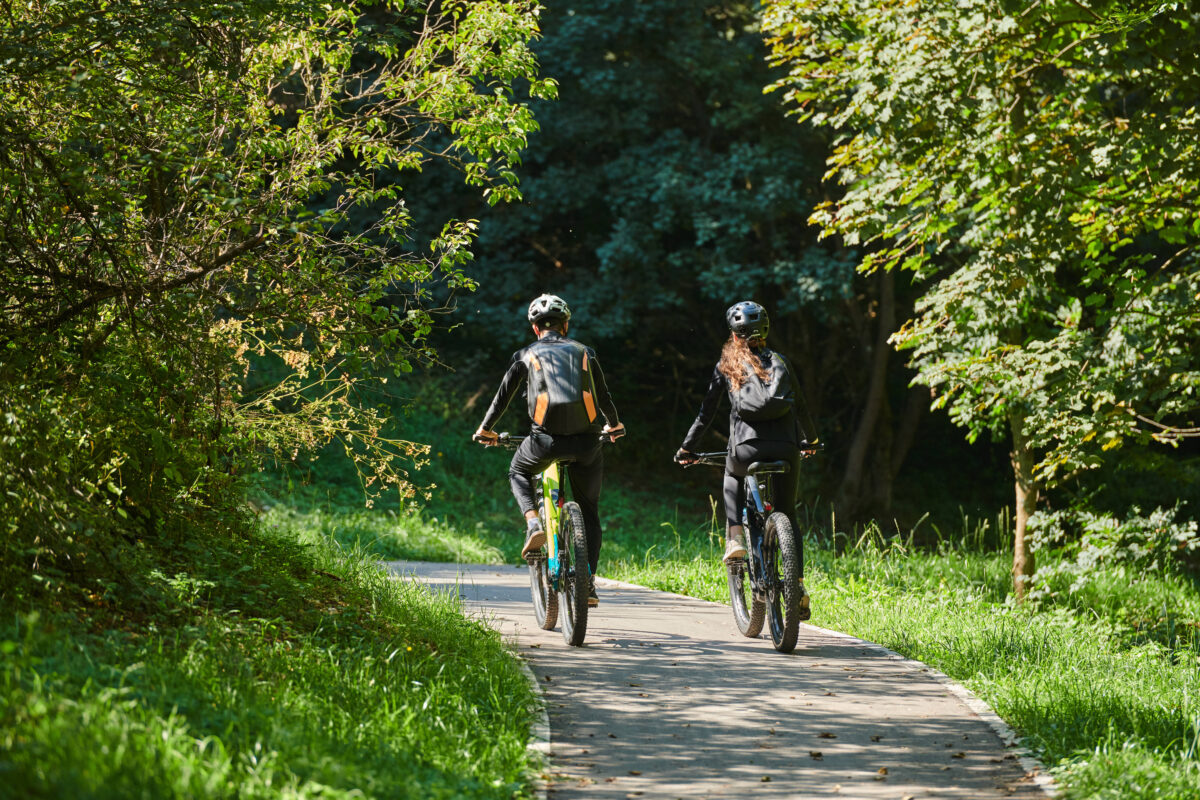 Zwei Menschen fahren im Wald Fahrrad
